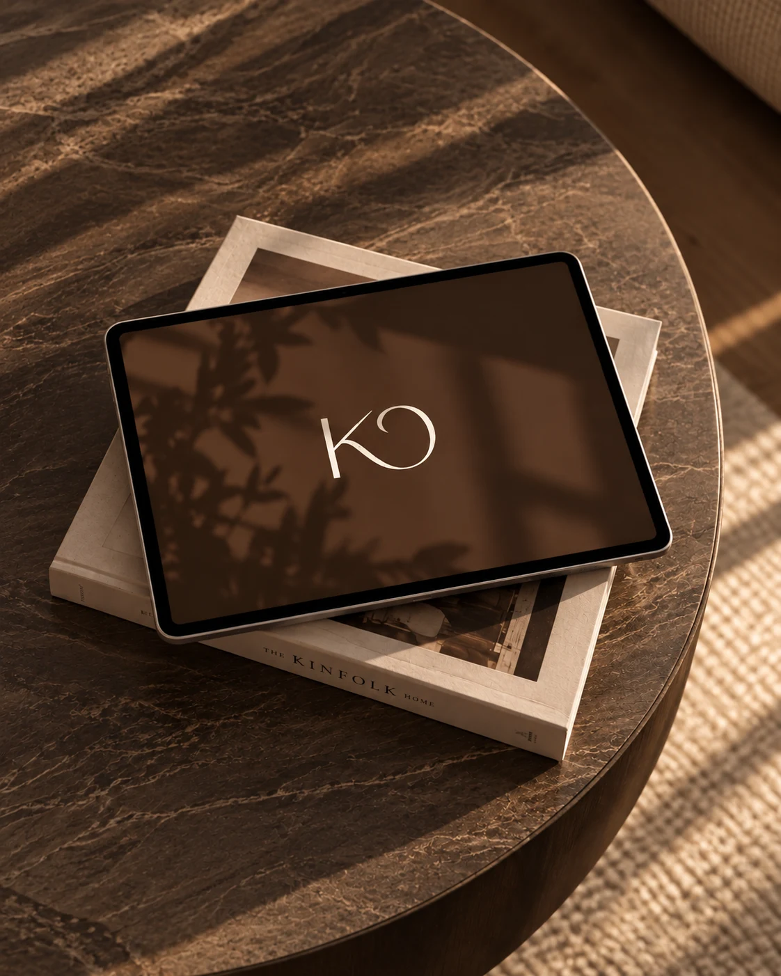 Kairo Creative merkidentiteit op een tablet