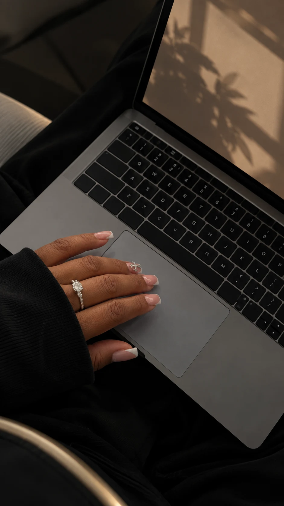 Creatief werk achter een laptop in warm zonlicht